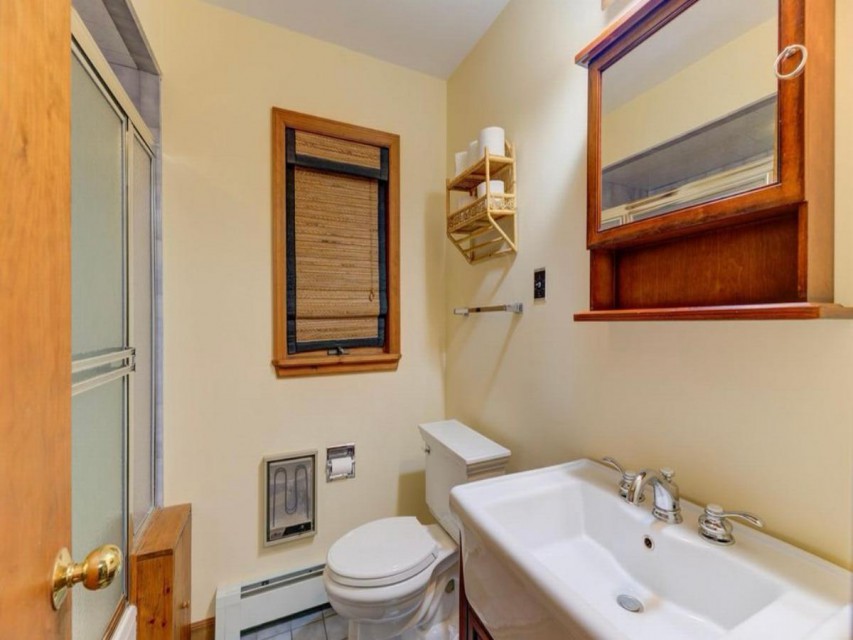 Full bathroom shared between bedrooms 2 and 3