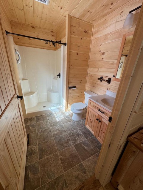 !st Floor Suite - Bathroom