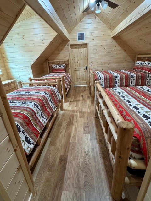 Upstairs Bedroom (2 Queen beds and Two Twin Beds)