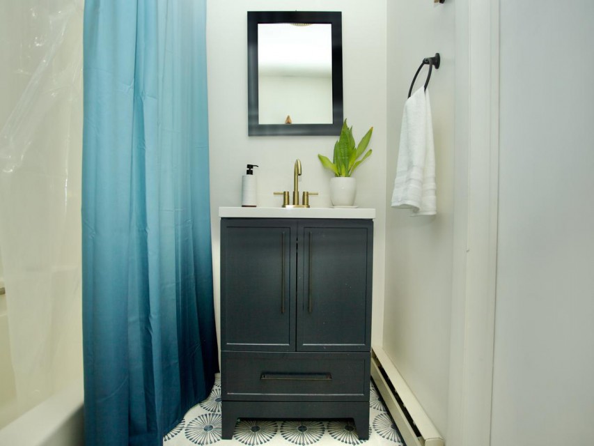 upstairs bathroom with shower tub