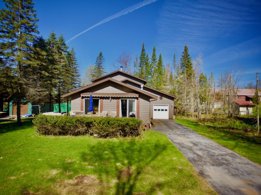 Front of the Cozy cabin with large front deck 