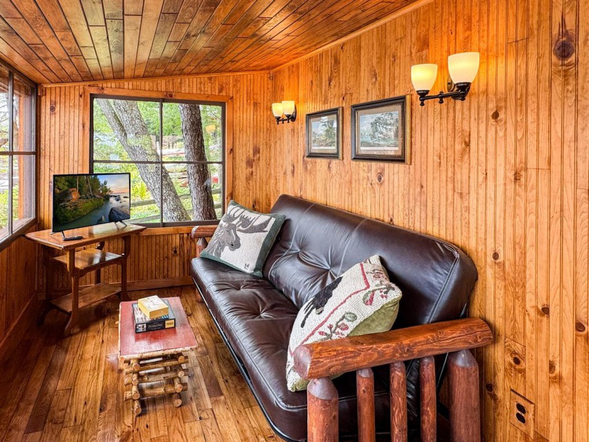 Lakeview Cottage Living Area