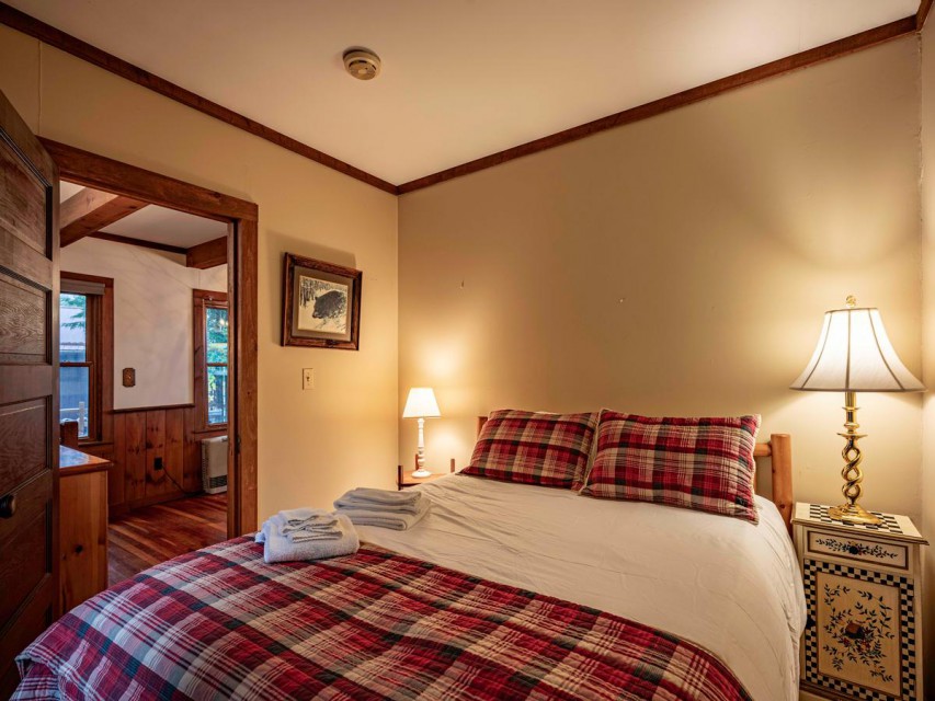 Main Level Bedroom - Queen Bed