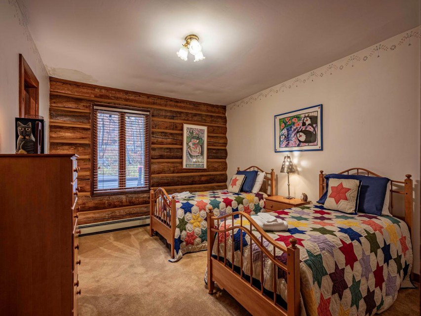 Guest Bedroom 4 - Queen Bed