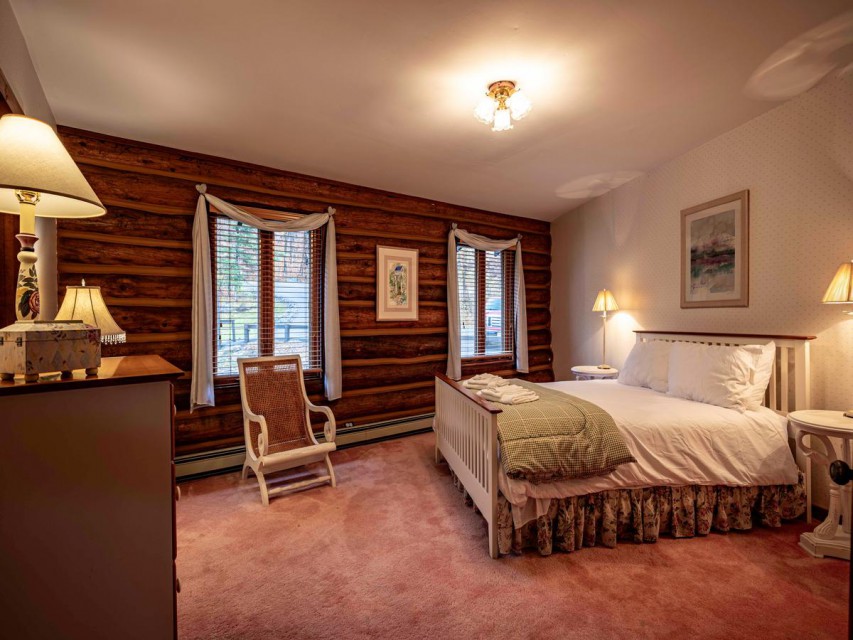 Guest Bedroom 5 - Queen Bed