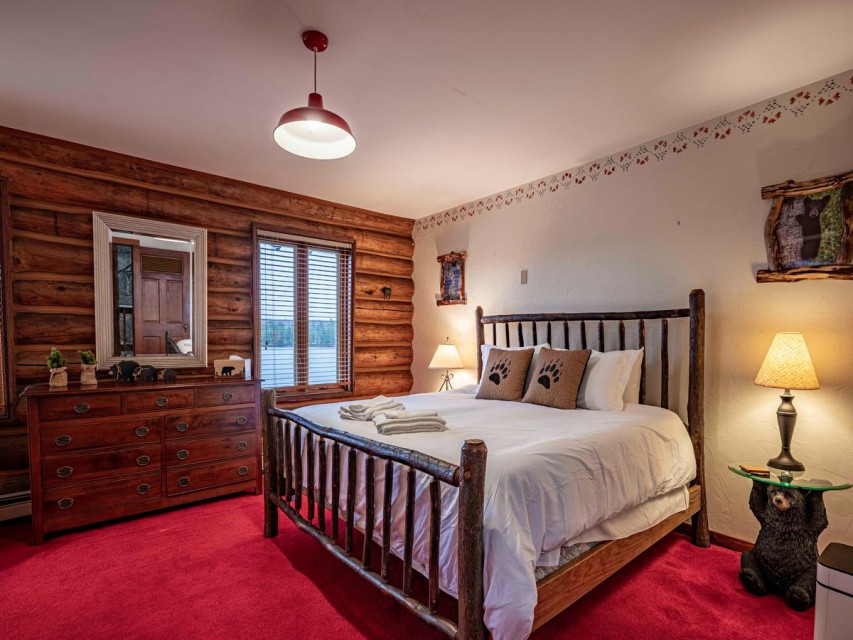 Guest Bedroom 7 - Queen Bed