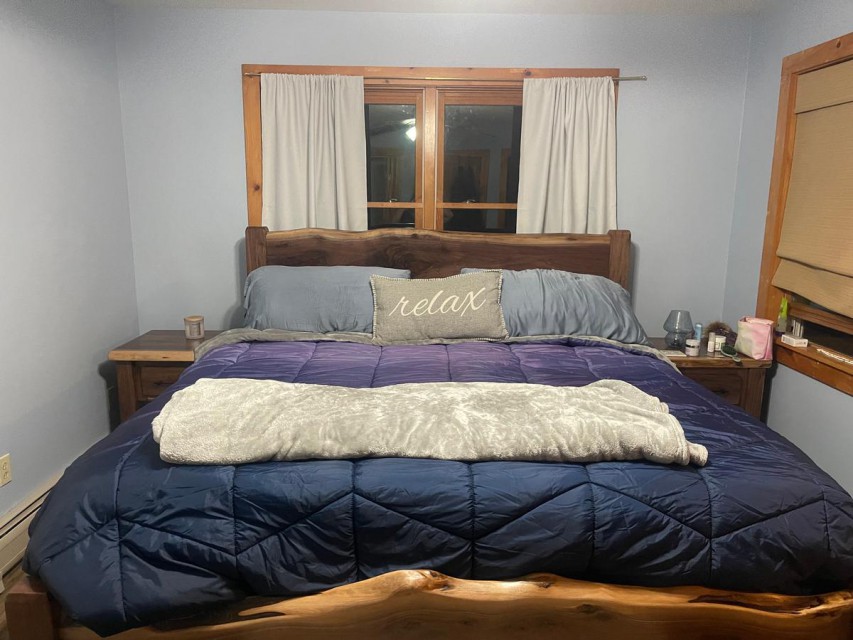 1st floor master w/king bed & private bath
