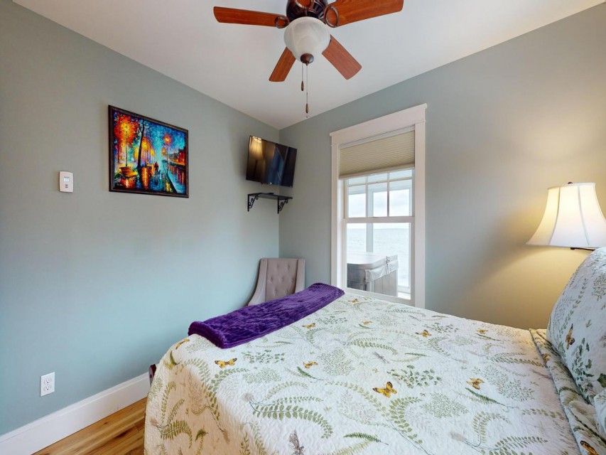Main floor queen bedroom