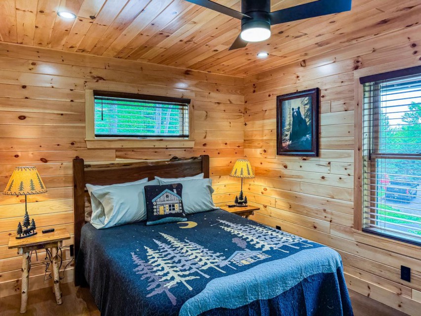 Main Floor Bedroom - Queen