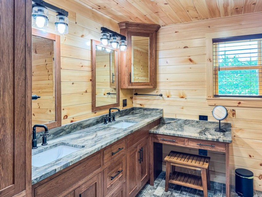 Upstairs Full Bathroom