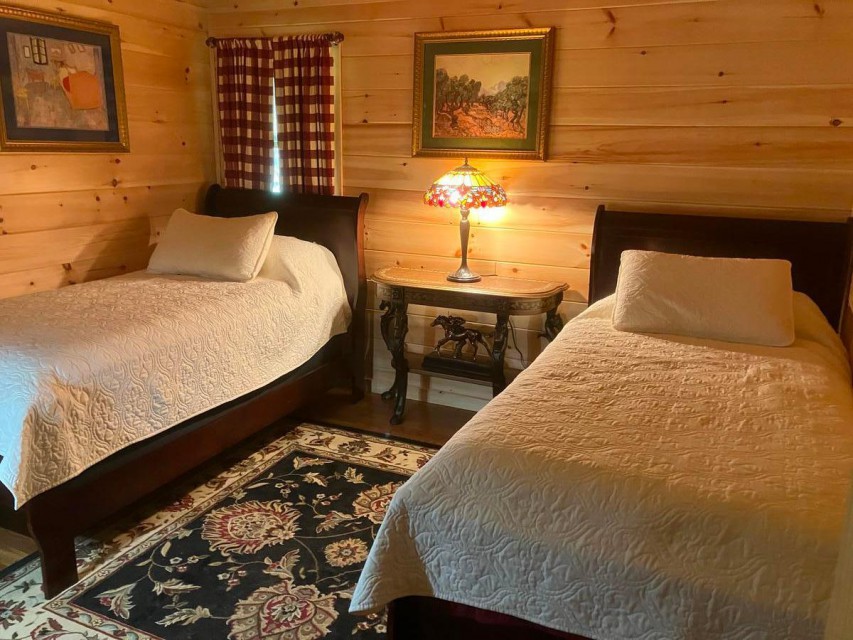 Bedroom 3 with 2 twin beds