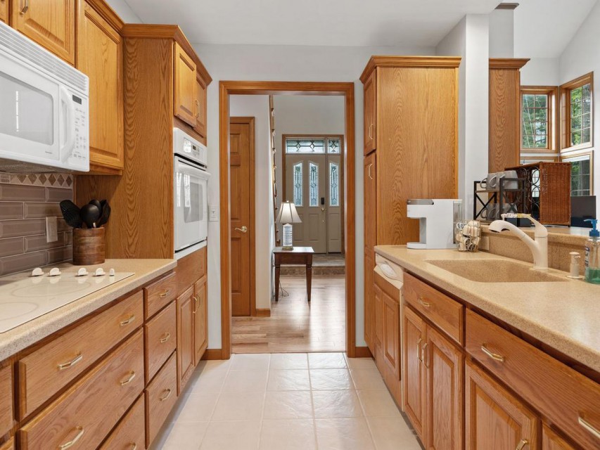 Full Kitchen. Subzero refridg + Icemaker