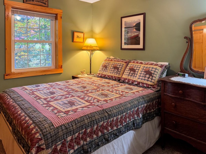Main Level Bedroom - Queen Bed