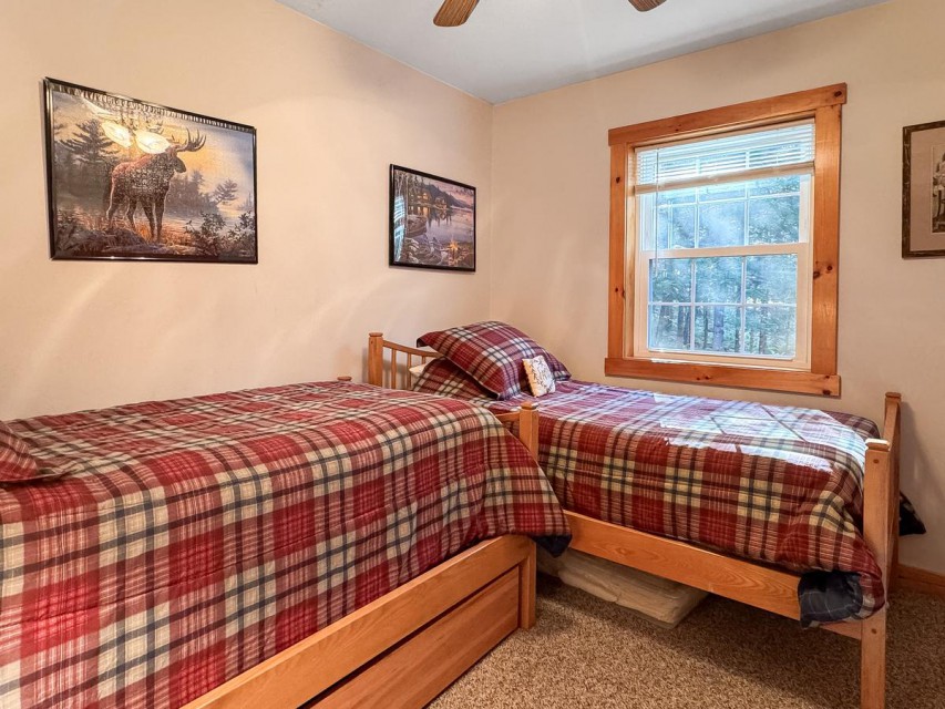 Main Level Bedroom - 2 Twin Beds