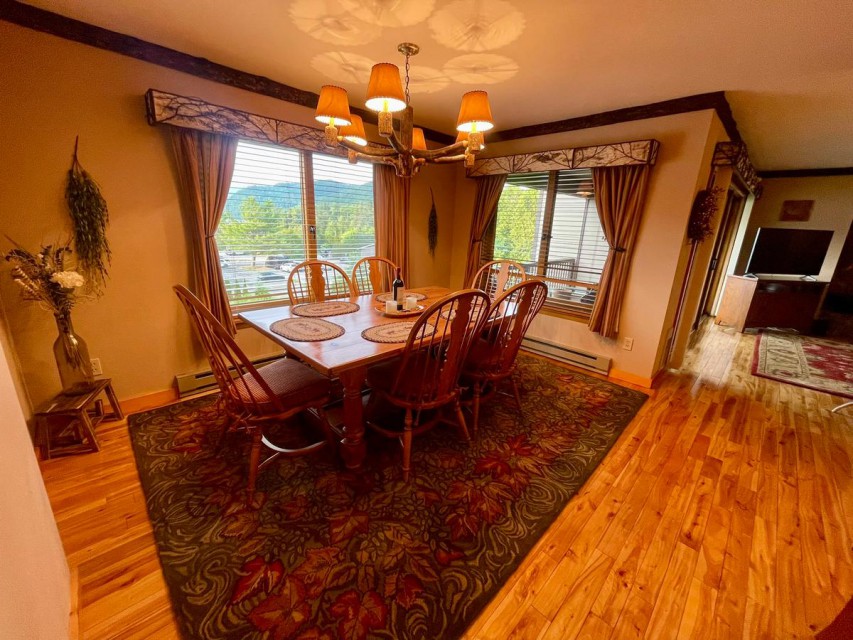 Our dining room area, seating for 6 and great views!