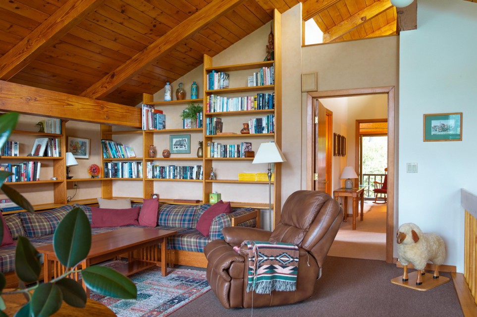 Reading/tv room with lake view