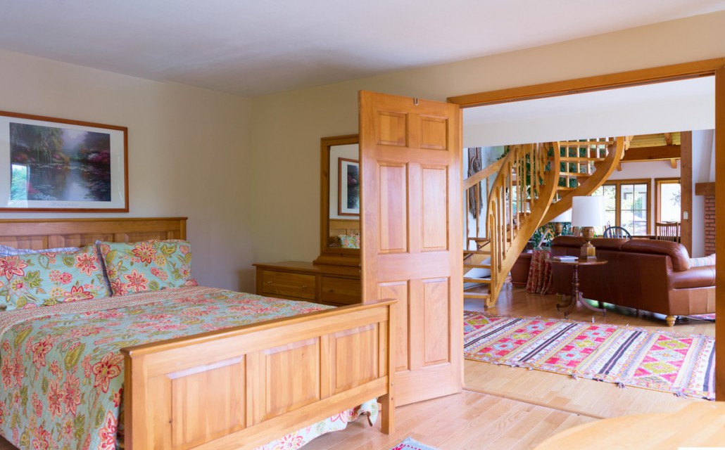 Main floor bedroom w/ private bath-handicap accessible