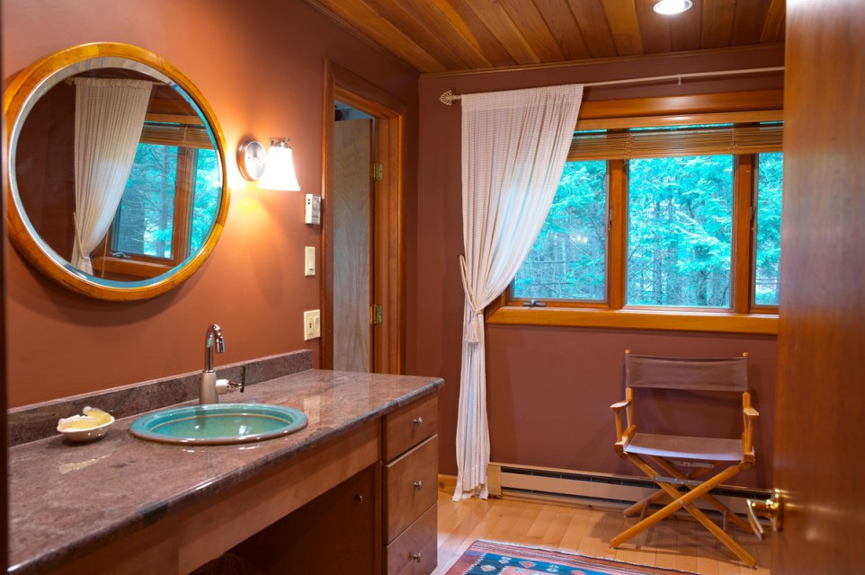 Main floor bath with handicap-accessible shower