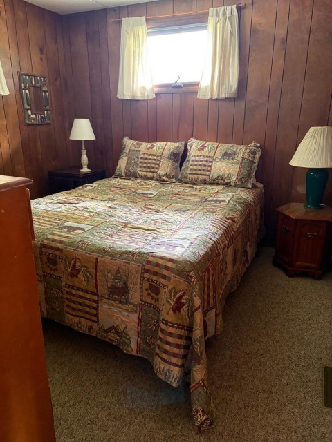 Queen bed bedroom in Chalet