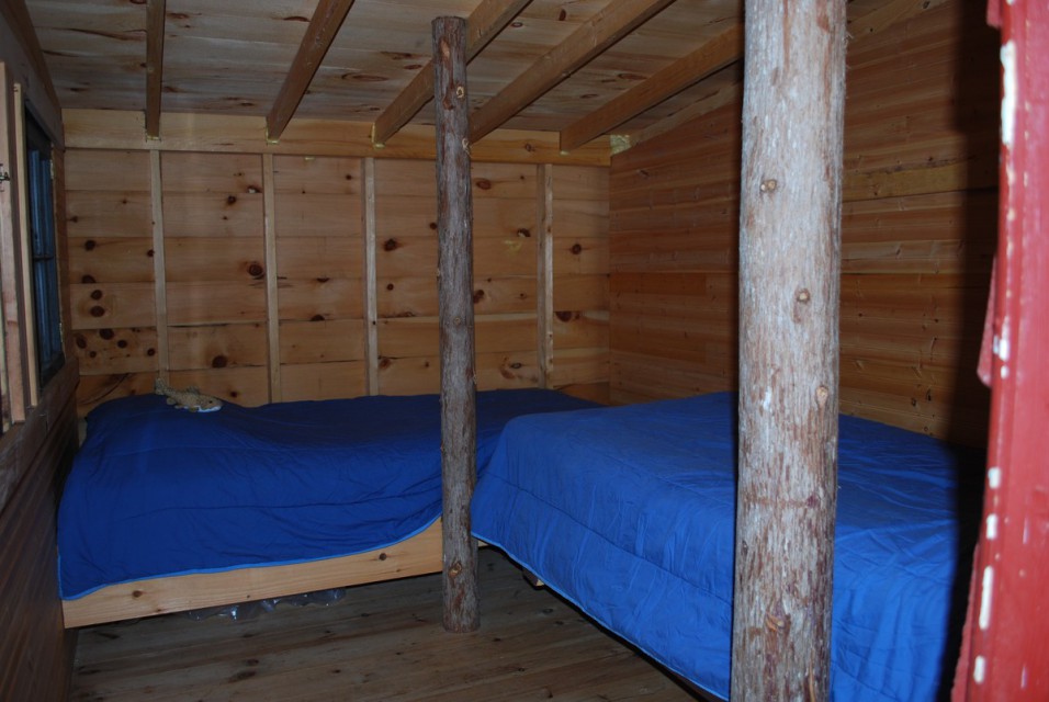 Bedroom with twin beds