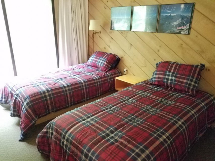 Upstairs bedroom with 2 single beds