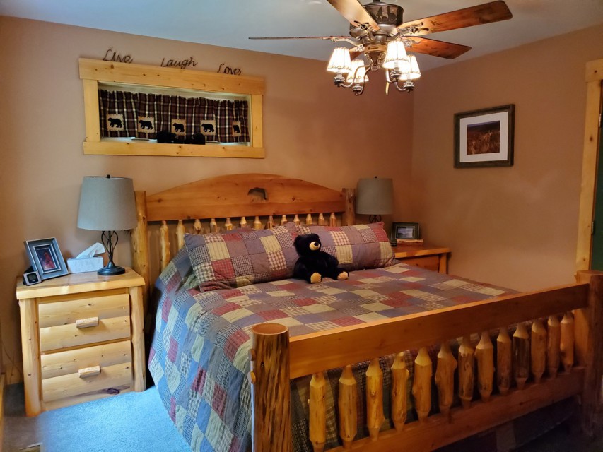 Master bedroom (king size bed)