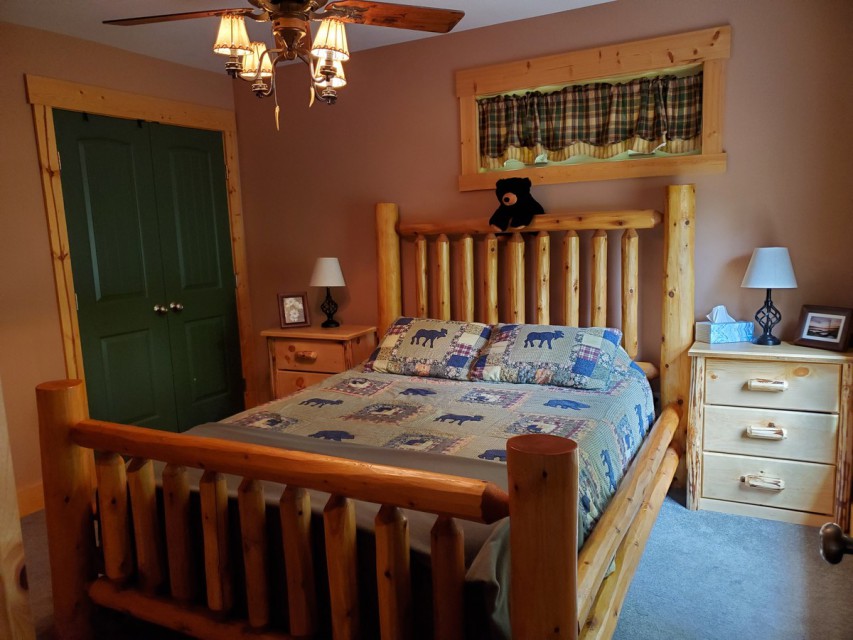 Front bedroom (queen size bed)