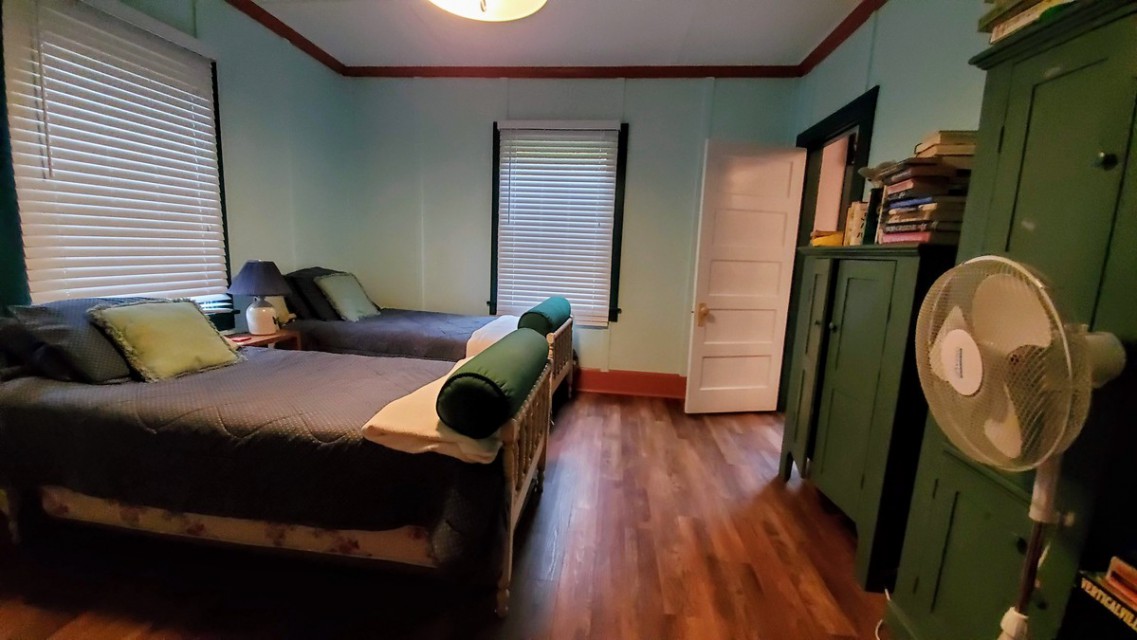 Twin Bedroom / Den with en suite on the main floor