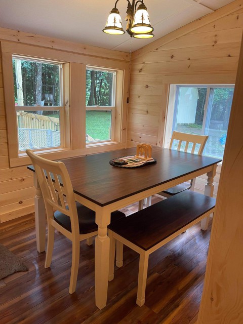 Dining room with seating for 6-8