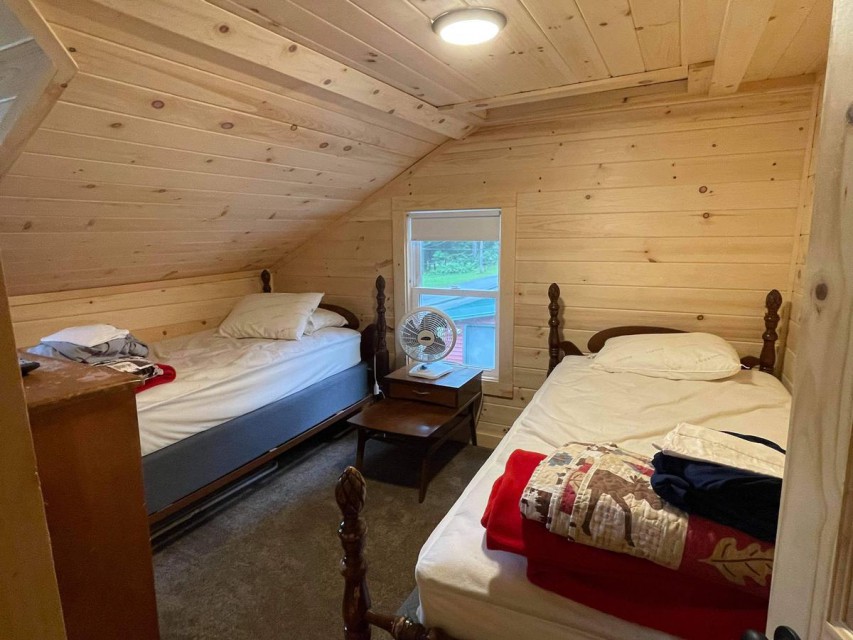Twin bedroom