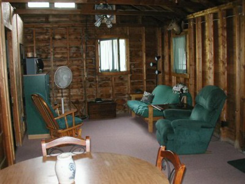 Sherwood's comfortable living/dining area