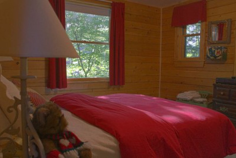Main floor - Queen bedroom
