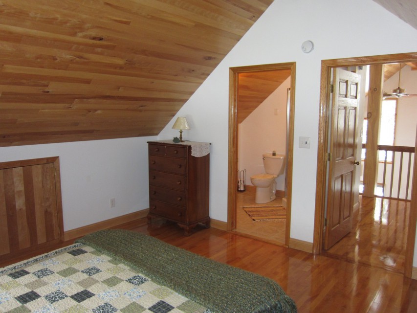 Upstairs bath and loft