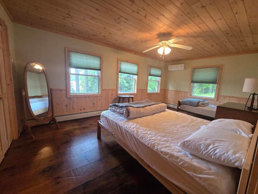 Bedroom 1 - Queen bed, twin bed and lake views!