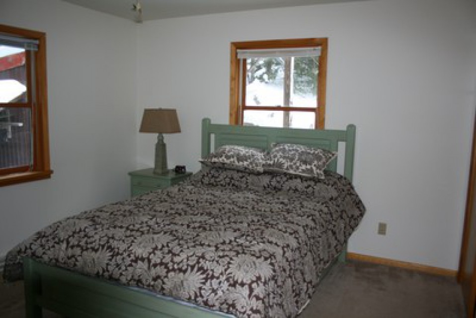 Master bedroom with Queen