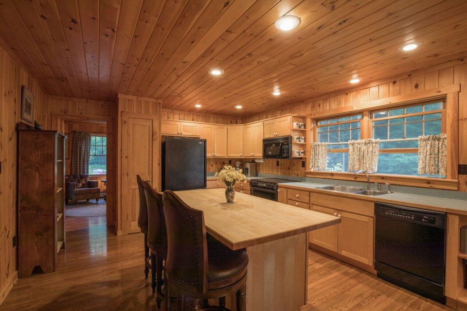 WELL EQUIPPED KITCHEN