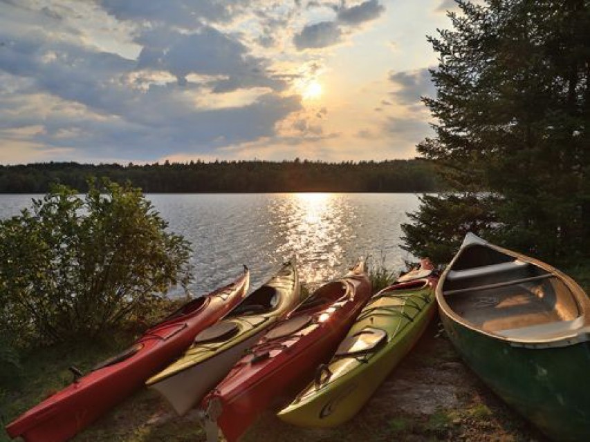 4 KAYAKS, 2 SUPS, CANOE INCLUDED