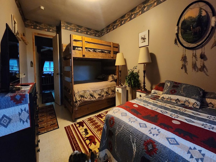 bunkroom (full) with queen bed