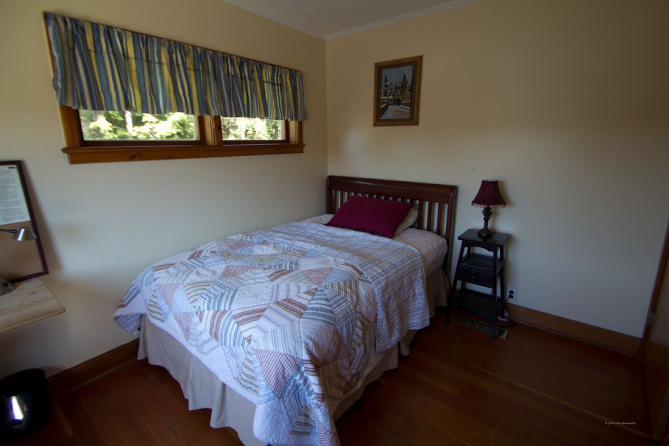 Full bed overlooking lake!
