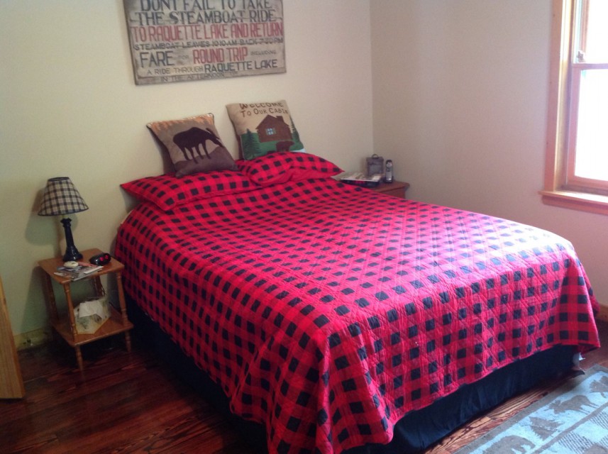 Downstairs bedroom with queen sized bed.