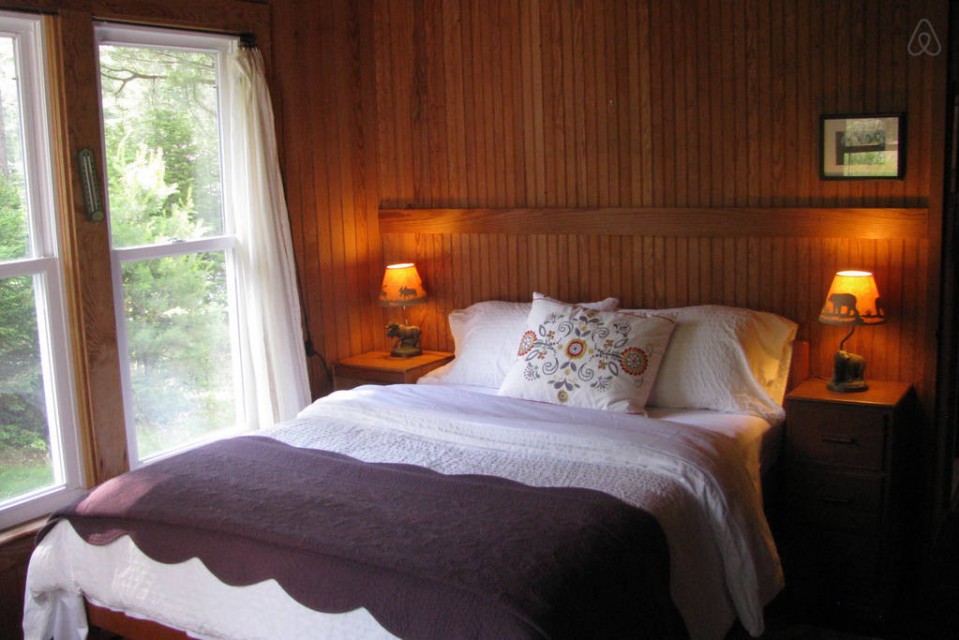 1st bedroom; queen bed; dresser+closet