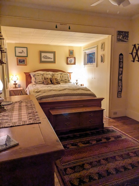 Master bedroom, Queen bed with en suite bathroom