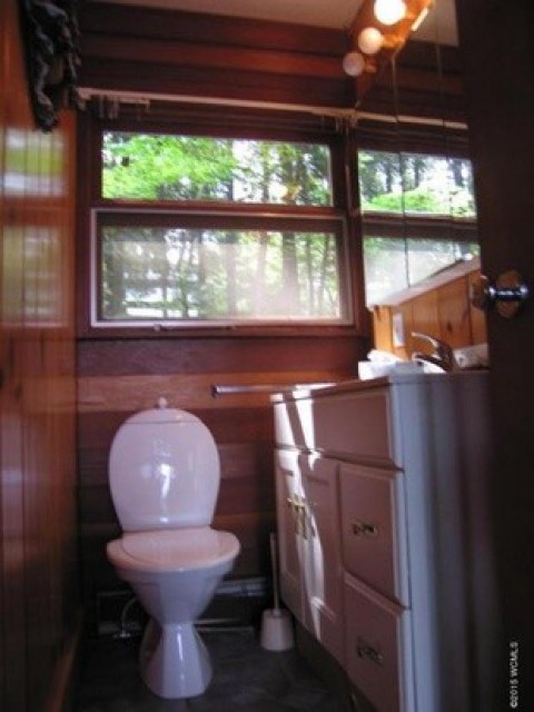 Full Bathroom in house