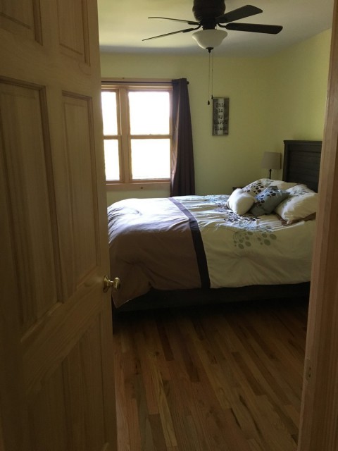 Lakeside bedroom, Queen