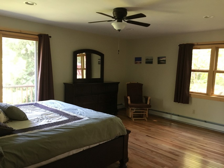 Master bedroom, King, Sliding doors to deck