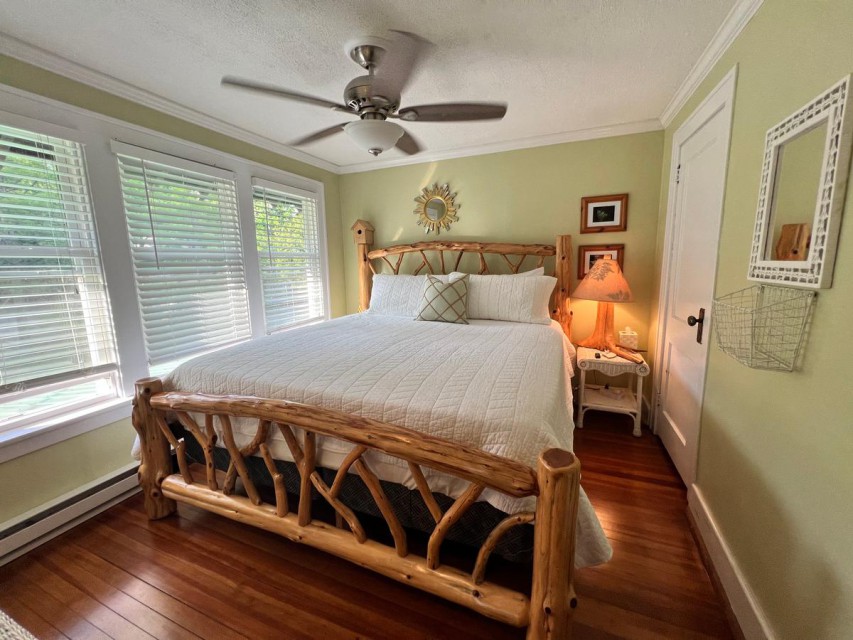 Garden bedroom w/King bed & yard view