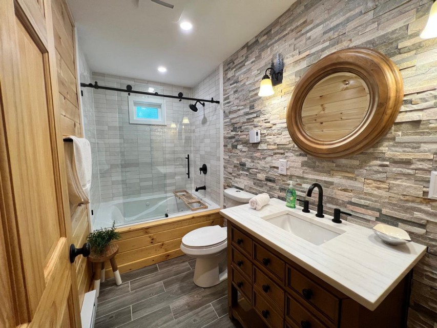1st Level - Full bath with jetted tub & heated floors