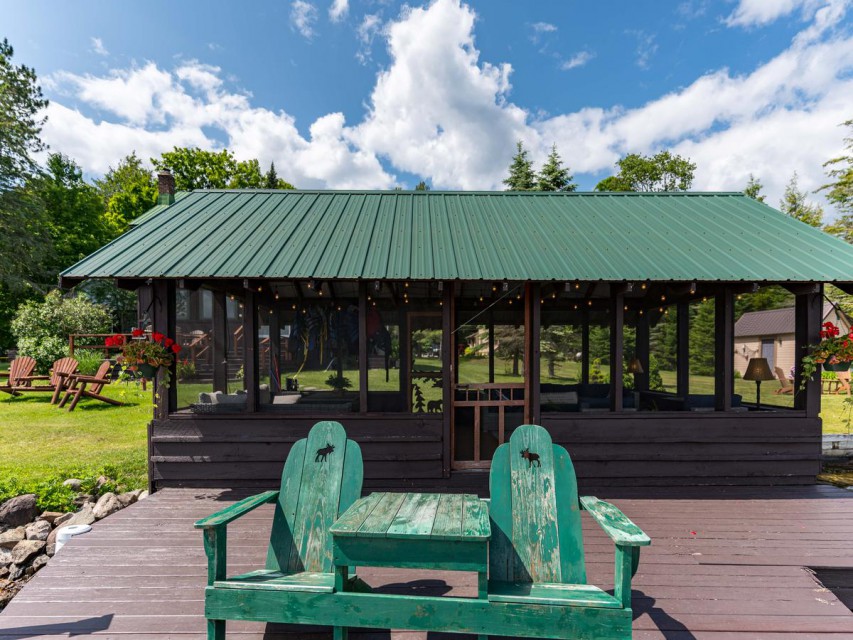 Screened-in gazebo for lakeside napping & dining 
