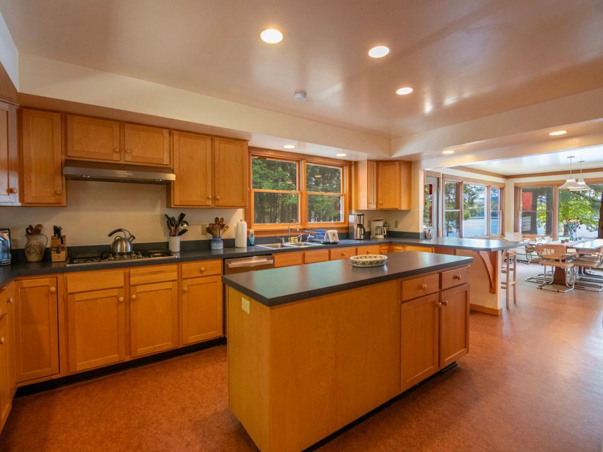 Spacious kitchen for large groups