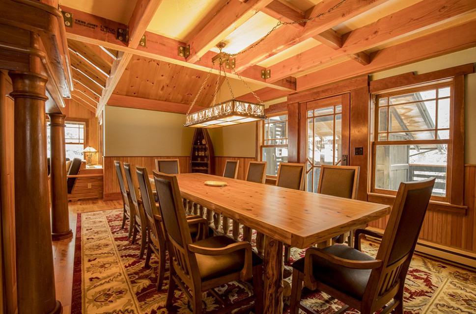 DELUXE DINING ROOM